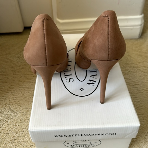 NWT Steve Madden Token Pumps in camel Nubuck. Size 7. - Picture 3 of 9